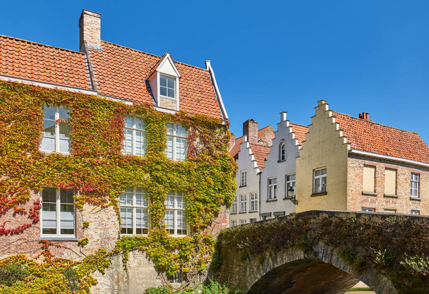 Bruges, Belgium, traditional houses on the  canal of the old town - Φωτογραφία, εικόνα