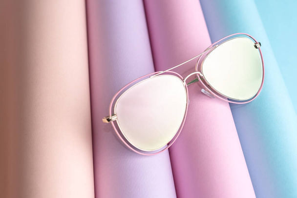 Renkli kağıt arkaplan üzerine pembe güneş gözlüğü takın - Fotoğraf, Görsel
