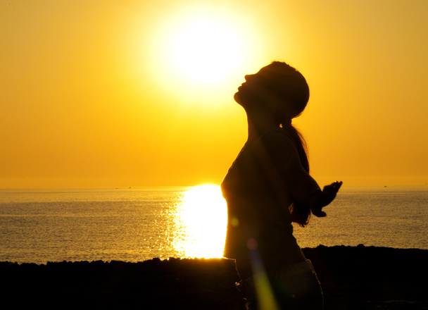 silhouet van de vrouw in de zon - Foto, afbeelding