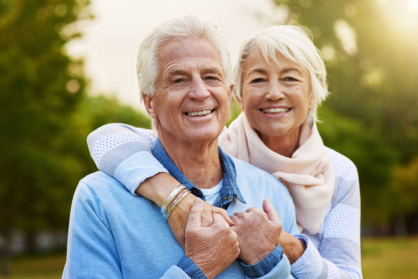 Razem na zawsze. Portret pary seniorów cieszącej się wspólnym dniem w parku - Zdjęcie, obraz