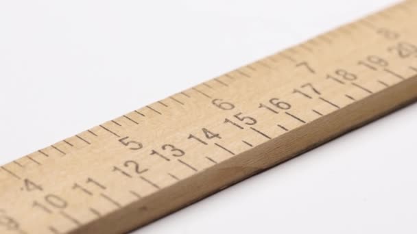 Масштаб вимірювальної палички на білому тлі
 - Кадри, відео