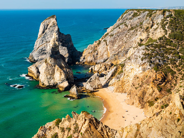 Удивительные крутые скалы и потрясающие скалистые образования, доминирующие на пляже Урса (Фалия да Усса), мыс Кабо-да-Рока, Португалия  - Фото, изображение