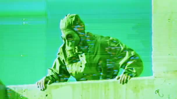 Muž v plynovém skafandru během útoku na chemický plyn se rozhlíží s přeplněnou závadou a zkreslením - Záběry, video