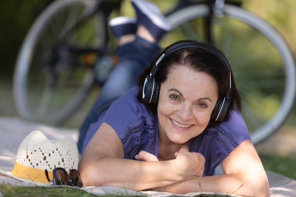 close up portrait of senior woman having a bike break - Fotografie, Obrázek