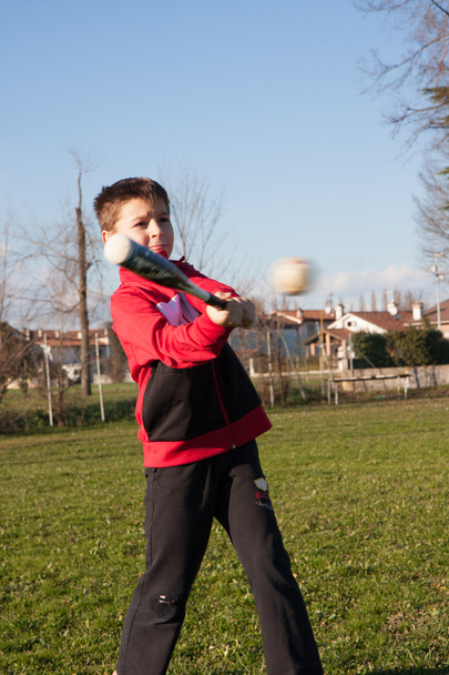 bambino con peluche rosso che gioca a baseball
 - Foto, immagini