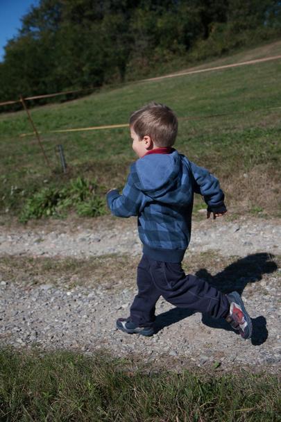 дитина з блакитним светром
 - Фото, зображення