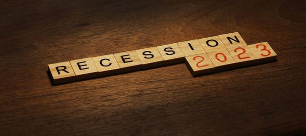 Recessione 2023. Crisi della recessione economica mondiale. Business conceptTesto della parola recessione su sfondo di legno  - Foto, immagini