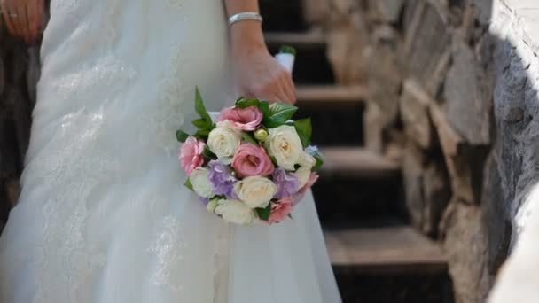 Sposa tenere bouquet in mano
 - Filmati, video