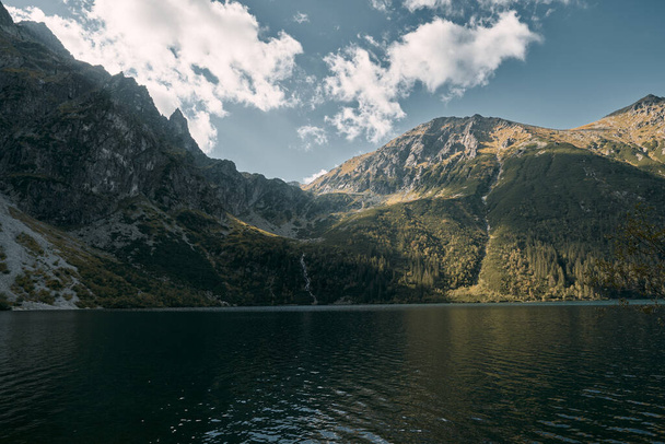 Doğa konseptinin güzelliği. Polonya 'da Tatra Dağları ve Göl' ün turkuaz renkleriyle muhteşem bir manzarası var. Avrupa Dağları 'nda resim gibi gün batımı. - Fotoğraf, Görsel