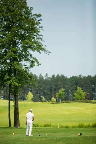 Egy férfi golfozik. - Fotó, kép