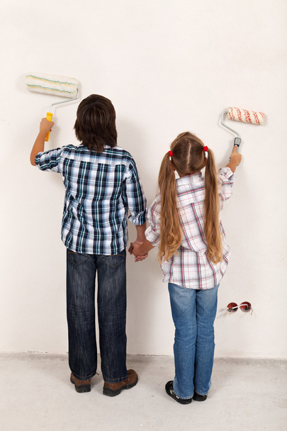 Crianças pintando seu quarto juntas
 - Foto, Imagem