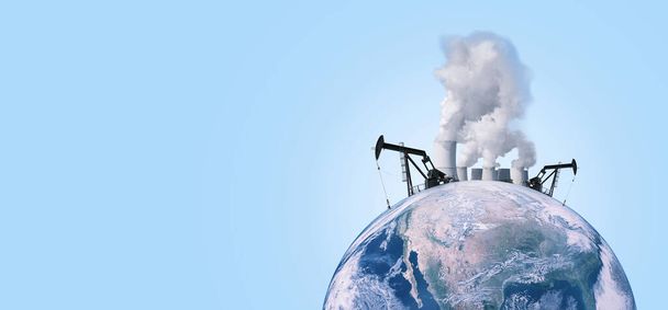Schöner Planet Erde mit Ölraffinerien, Schornsteinen von Fabriken mit rauchender Energie auf blauem Hintergrund. Umweltverschmutzung und globale Erwärmung, Konzept. Energie und globale Welt. Rettet den Planeten - Foto, Bild