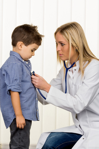 Arzt und kleiner Junge - Foto, Bild