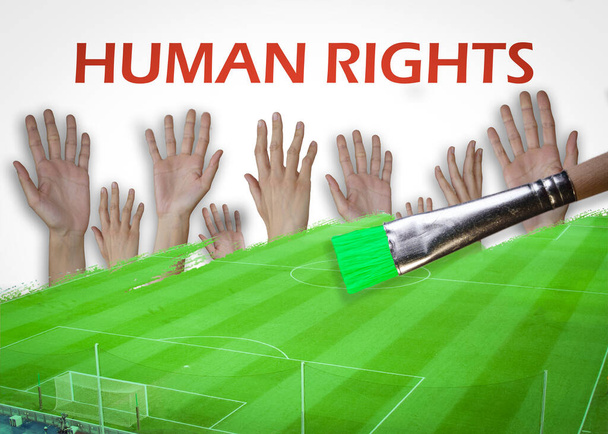 malování štětcem a ukazování fotbalového hřiště nad některými rukama s konceptem lidských práv. Sportswashing nekalá praxe koncept. - Fotografie, Obrázek