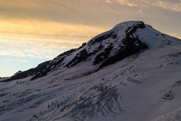 Colori dell'alba sulle nuvole dietro il Monte Baker - Foto, immagini