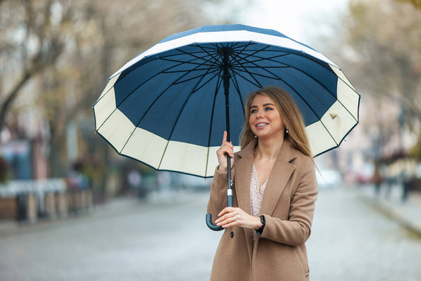 Happy Fashion žena ve stylovém kabátě s deštníkem procházky ve městě - Fotografie, Obrázek