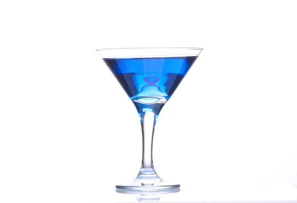 Blauwe lagune cocktail in martini glas geïsoleerd op witte achtergrond - Foto, afbeelding