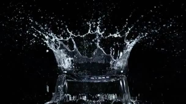 Super Slow Motion Shot von Water Crown Splash Isoliert auf schwarzem Hintergrund bei 1000fps. Gefilmt mit High-Speed-Kinokamera, 4k. - Filmmaterial, Video