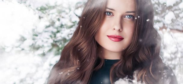 Зимняя красота, Рождество и счастливые праздники, красивая женщина с длинной прической и натуральный макияж в заснеженном лесу, снег дизайн как Рождество, Новый год и праздник стиль портрет образ жизни - Фото, изображение