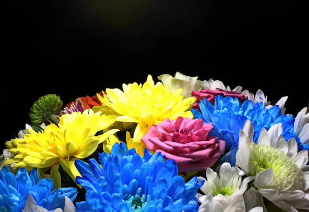 Ramo de flores de colores en la oscuridad Detallada Vista Lateral Foto  - Foto, imagen