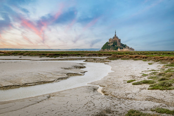Michał Archanioł na Mont Saint-Michel - były klasztor benedyktynów na wzgórzu Mont Saint-Michel w Normandii, północna Francja. - Zdjęcie, obraz