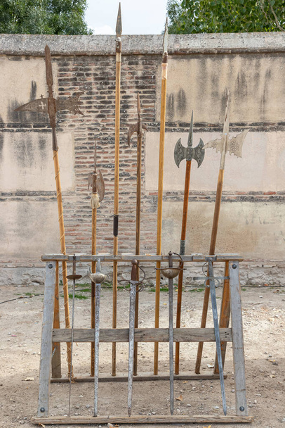17. yüzyıldan kalma bir askeri kampın yeniden inşasında ortaçağ mızrakları, kılıçları ve kılıçları olan bir serginin açık hava sahnesi. - Fotoğraf, Görsel