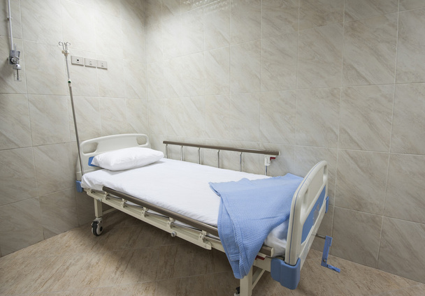 Hastane koğuşunda yataklar - Fotoğraf, Görsel