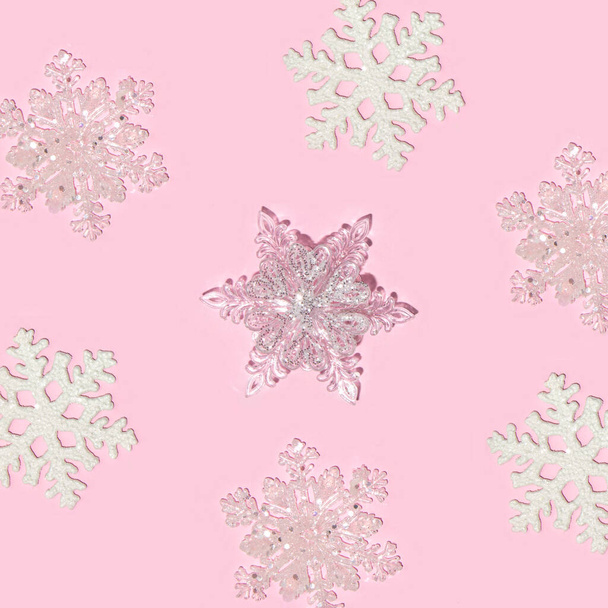 Patrón de copos de nieve sobre fondo pastel rosa claro. Concepto minimalista de Navidad. Vacaciones de invierno piso laico. Idea de Año Nuevo. - Foto, imagen