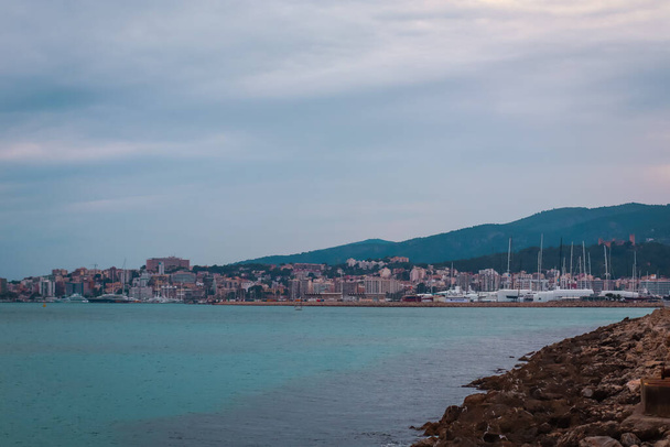 スペインのパルマ・デ・マリョルカ市を望むバレアレス海の海岸 - 写真・画像