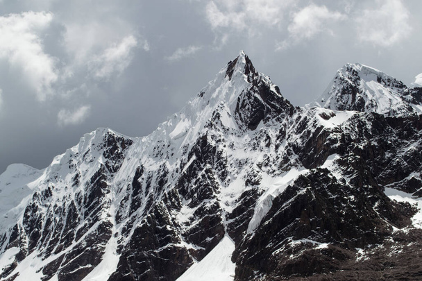 Montagne glaciaire noire et blanche dans les andes - Photo, image