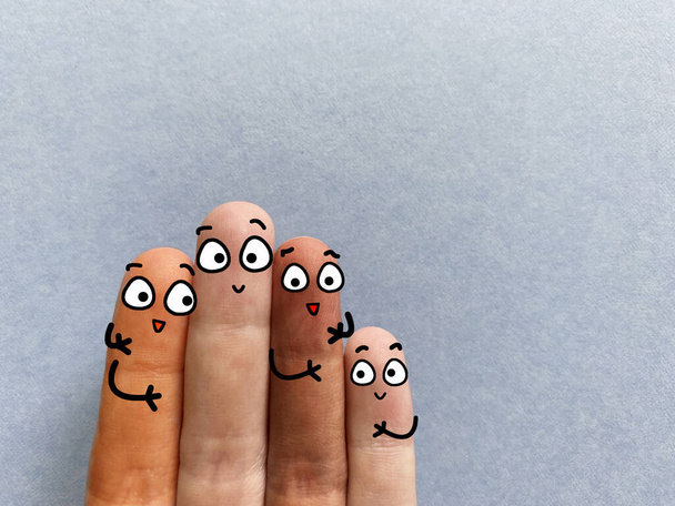 Четыре пальца украшены четырьмя людьми с разными расами. Они обсуждают расизм.. - Фото, изображение