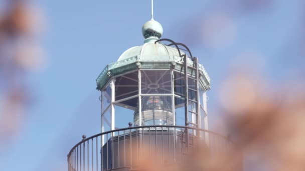 Вінтажна вежа маяка, будинок ретро, старовинний класичний маяк, лінзи фресок. Морська судноплавна прибережна будівля 1855 року. Сан-Дієго, Каліфорнія, США. Безшовний петлястий кінограф. - Кадри, відео