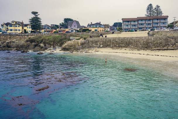Monterey, California, EE.UU. - 31 de octubre de 2022. Lovers Point parque y playa en Pacific Grove. Parque comunitario ajardinado se utiliza para hacer picnic, pesca, natación - Foto, Imagen