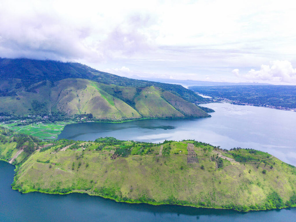 Αεροπλάνο στη λίμνη toba, samosir, Βόρεια Σουμάτρα, Ινδονησία - Φωτογραφία, εικόνα