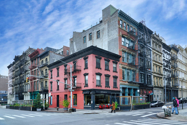 Nowy Jork, NY - październik 2022: Staromodne budynki z dekoracyjnymi gzymsami dachowymi i zewnętrznymi schodami pożarowymi w zabytkowej dzielnicy Tribeca. - Zdjęcie, obraz