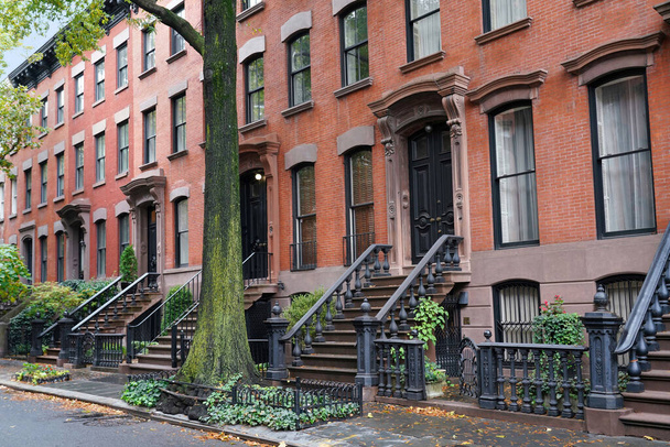 New York, vecchie case a schiera in stile brownstone vicino al Greenwich Village - Foto, immagini
