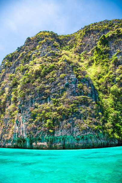 Phi Phi Leh Lagúna hajóval Koh Phi Phi Leh sziget, Krabi, Thaiföld. Kiváló minőségű fénykép - Fotó, kép