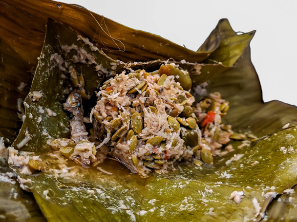 Botok cucina tradizionale giavanese indonesiana. Botok è fatto da cocco grattugiato, acciughe, mlanding, tempe poi avvolto in foglie di banana e cotto a vapore. Presentato su sfondo bianco. - Foto, immagini