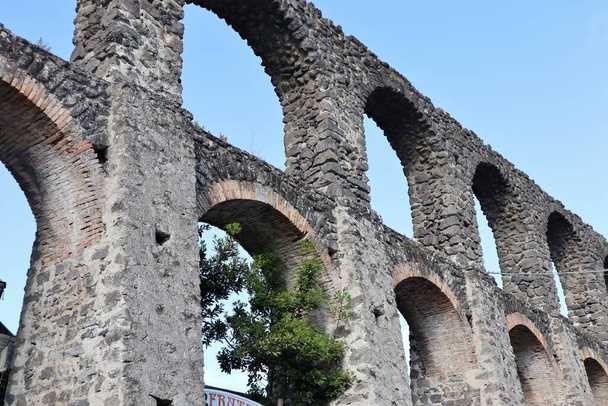 Искья Понте, Кампания, Италия - 15 мая 2022 года: Акведук Бучето XVII века на Виа Маццелла - Фото, изображение