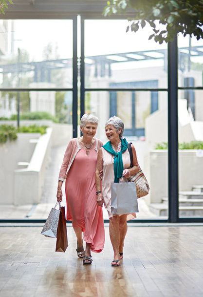 Ты получил всё, что хотел. Полнометражный портрет двух пожилых женщин во время шоппинга - Фото, изображение