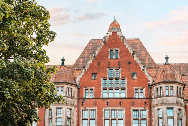 25. Juli 2022, Münster: Fassade des Gebäudes der berühmten Europäischen Fachhochschule im barocken Baustil. - Foto, Bild