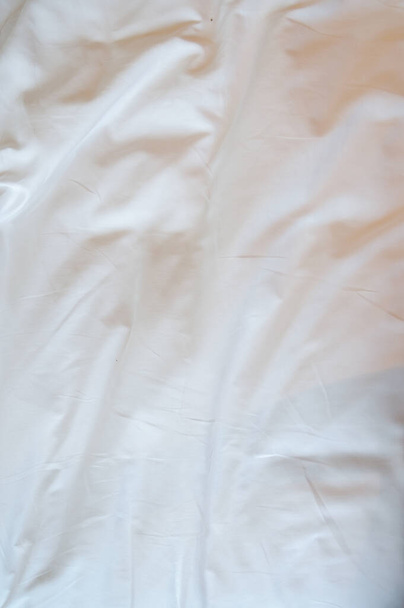 біла ковдра на ліжку, текстура тканини
 - Фото, зображення