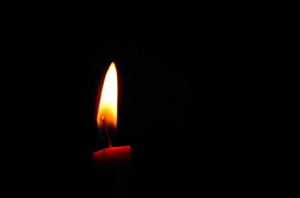 красная свеча на чёрном
 - Фото, изображение