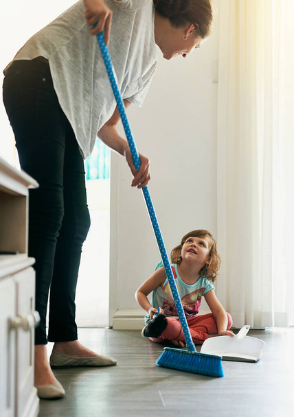 Hän on niin avulias. äiti ja tytär lakaisevat lattiaa yhdessä - Valokuva, kuva