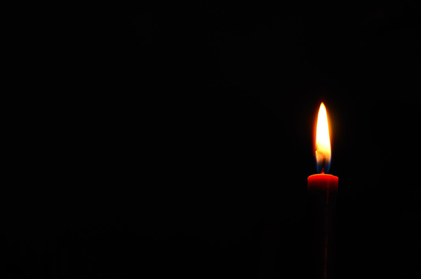 червона свічка в темряві
 - Фото, зображення
