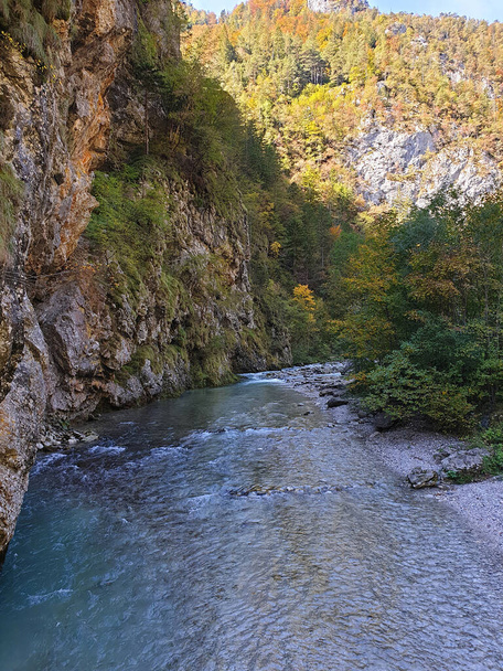 Savinja ποταμού - μεταξύ βράχων το φθινόπωρο της Σλοβενίας  - Φωτογραφία, εικόνα