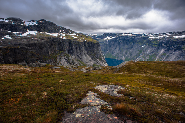 La vista de verano de Trolltunga en Odda, lago Ringedalsvatnet, Noruega
 - Foto, imagen