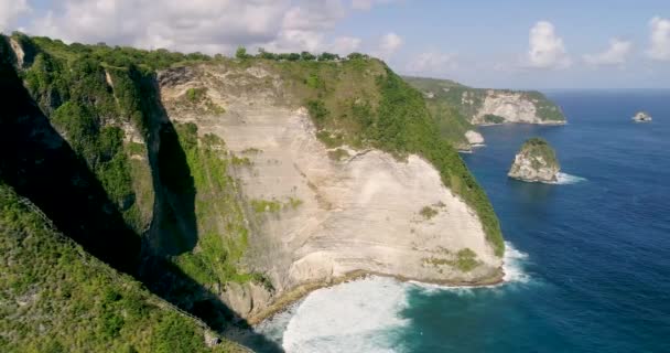 インドネシアのバリ島ヌサペニダ。バリ島ヌサペニダ島のマンタベイまたはケリングビーチ。ヌサペニダはバリで最も有名な観光名所の一つです。4K空中 - 映像、動画