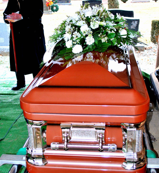 Service funéraire et cercueil exposés à l'extérieur. - Photo, image