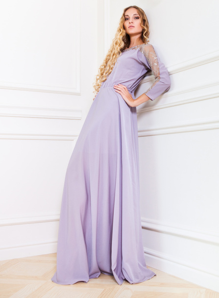 schöne blonde Frau im langen Lavendelkleid - Foto, Bild